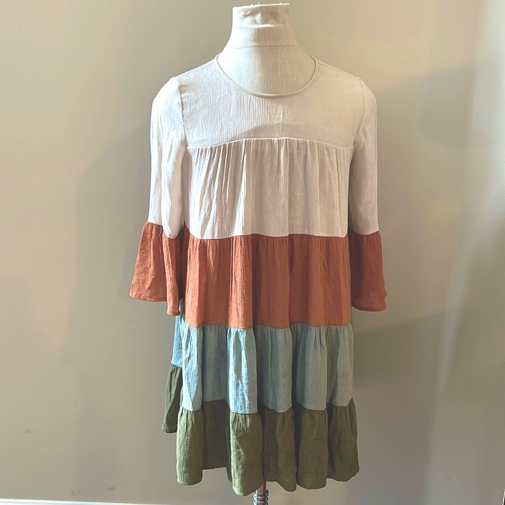 Cute Entro color-block dress with 3/4 bell sleeves. Perfect for fall. Size Small